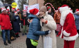 Wesoła „Sztafeta z Mikołajem” na ulicach miasta