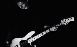 Patryk Szymański z gitarą