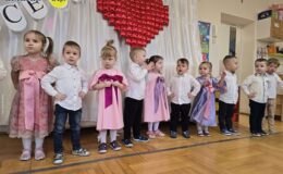 „Wiewiórki” złożyły życzenia z okazji Dnia Babci i Dziadka
