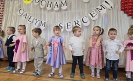 „Wiewiórki” złożyły życzenia z okazji Dnia Babci i Dziadka