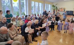 „Wiewiórki” złożyły życzenia z okazji Dnia Babci i Dziadka