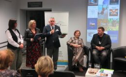 Na zdjęciu głównym widzimy kobiety i mężczyzn podczas spotkania w bibliotece: od lewej Barbara Ploch, Justyna Lytvyn, Adam Ejnik, Teresa Dwórznik-Romanska, Piotr Szatkowski