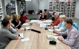 Na zdjęciu głównym prowadząca warsztaty Anna Barbara Czuraj-Struzik wraz z grupą uczestników spotkania w MBP w Działdowie
