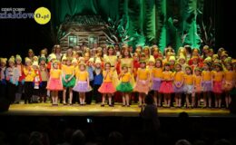 grupa artystów, występująca w przedstawieniu "Malutka Czarownica", wystawionym na deskach sceny Miejskiego Domu Kultury w Działdowie, na scenie stoją uczestnicy widowiska