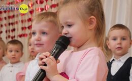 „Wiewiórki” złożyły życzenia z okazji Dnia Babci i Dziadka