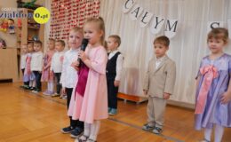 „Wiewiórki” złożyły życzenia z okazji Dnia Babci i Dziadka