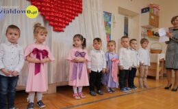 „Wiewiórki” złożyły życzenia z okazji Dnia Babci i Dziadka