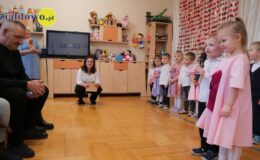 „Wiewiórki” złożyły życzenia z okazji Dnia Babci i Dziadka