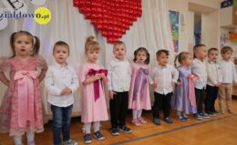 „Wiewiórki” złożyły życzenia z okazji Dnia Babci i Dziadka