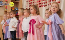 „Wiewiórki” złożyły życzenia z okazji Dnia Babci i Dziadka