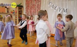 „Wiewiórki” złożyły życzenia z okazji Dnia Babci i Dziadka