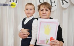 „Wiewiórki” złożyły życzenia z okazji Dnia Babci i Dziadka