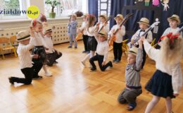 grupa dzieci podczas występu w sali przedszkolnej Przedszkola nr 1 z okazji Dnia Babci i Dziadka