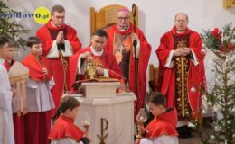 widać księży przy ołtarzu podczas nabożeństwa w kościele pw. Św. Katarzyny Aleksandryjskiej i Błogosławionych Męczenników arcybiskupa Antoniego Juliana Nowowiejskiego i biskupa Leona Wetmańskiego