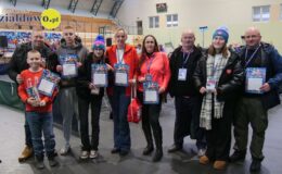 grupa wolontariuszy WOŚP pozuje do pamiątkowej fotografii podczas 33. Finału w Działdowie