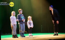 iluzjonista z trójką dzieci na scenie MDK podczas pokazu