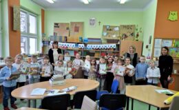 dzieci i osoby dorosłe w bibliotece Szkoły Podstawowej nr 2)