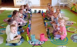 grupa dzieci z Przedszkola nr 4 pozują do pamiątkowej fotografii