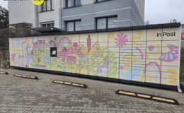 Paczkomat przy ul. Męczenników jest już unikatowy, bo ozdobiony pracą Mai z Działdowa