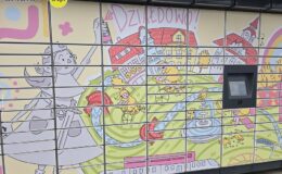 Paczkomat przy ul. Męczenników jest już unikatowy, bo ozdobiony pracą Mai z Działdowa
