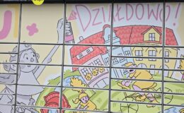 Paczkomat przy ul. Męczenników jest już unikatowy, bo ozdobiony pracą Mai z Działdowa