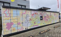 paczkomat przy ul. Męczenników w Działdowie, ozdobiony pracą Mai. Rysunek powstał w ramach konkursu ArtInpost 2024