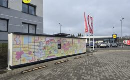 Paczkomat przy ul. Męczenników jest już unikatowy, bo ozdobiony pracą Mai z Działdowa