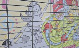 Paczkomat przy ul. Męczenników jest już unikatowy, bo ozdobiony pracą Mai z Działdowa