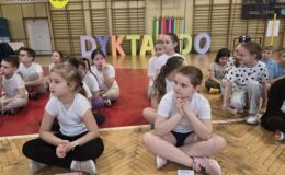 Dyktando w biegu, czyli jak połączyć zajęcia ruchowe z ortografią