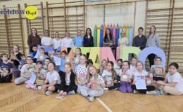 pamiątkowa fotografia drużyn biorących udział w turnieju sportowo-ortograficznym "Biegane dyktando" wraz z paniami nauczycielkami, organizatorkami i dyrekcją