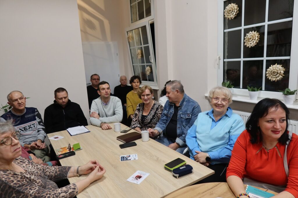 kobiety i mężczyźni siedzą przy stolikach