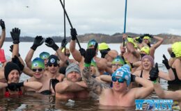 pamiątkowo fotografia uczestników II Powiatowego Festiwalu Morsowania 2025 w Rumianej Dolinie