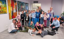 pamiątkowa fotografia dzieci wraz z paniami bibliotekarkami, dyrektorką MBP, pełnomocnik burmistrza ds. uzależnień. Zdjęcie zostało wykonane ostatniego dnia ferii w MBP w sali bibliotecznej