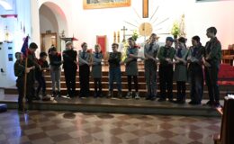 grupa harcerzy stoi przed ołtarzem w kościele pw. Podwyższenia Krzyża Świętego w Działdowie podczas uroczystości z okazji Dnia Myśli Braterskiej