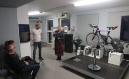 Łukasz Olszewski, dyrektor biblioteki Justyna Lytvyn i jego wyczynowy rower