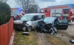 dwa rozbite samochody podczas zdarzenia na drodze w Filicach, w tle widać wozy strażackie