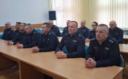 policjanci siedzą przy stołach podczas rocznej odprawy w sali konferencyjnej starostwa powiatowego w Działdowie