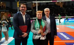 wiceburmistrz Izabela Sokolnicka trzyma statuetkę, obok niej stoją dwaj mężczyźni