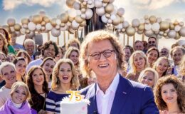 plakat informujący o koncercie „André Rieu. Niech ten sen ciągle trwa”. Jubileuszowy koncert z okazji 75. urodzin Maestra w kinie Apollo w Działdowie