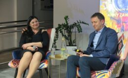 malarka Anita Zawadzka i prowadzący spotkanie Piotr Kozikowski