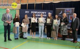 młodzież i dorośli, pamiątkowa fotografia uczestników i zaproszonych gości