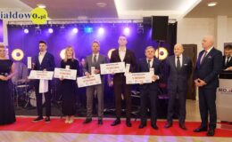 stoi grupa osób, kobiety, mężczyźni