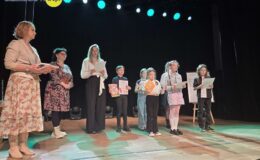 pamiątkowe zdjęcie uczestników eliminacji powiatowych 41. wojewódzkiego konkursu recytatorskiego "Spotkania z poezja" w MDK w Działdowie wraz z jurorkami i organizatorką