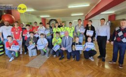 pamiątkowa fotografia wszystkich uczestników i organizatorów I Międzyszkolnego Turnieju Darta Par Działdowo 2025