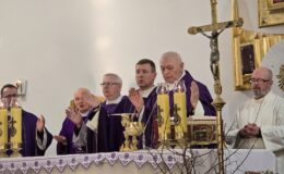 sięża przy ołtarzu podczas Nabożeństwa w kościele pw. Św. Katarzyny Aleksandryjskiej i Błogosławionych Męczenników, które odbyło się 29 marca