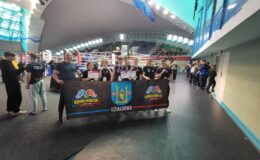 grupa działdowskich sportowców wraz z trenerem podczas Mistrzostwa Polski w Kickboxingu w Kołobrzegu