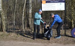 330 parkrun Działdowo połączony był z akcją sprzątania lasu. Biegacze spotkali się w sobotę 22 marca punktualnie o godz. 8.00 na polanie malinowskiego lasu i przez godzinę, uzbrojeni w worki na śmieci sprzątali to, co pozostawiły w lesie nieodpowiedzialne osoby. W sumie zebrano ponad 20 worków śmieci. Oczywiście uczestnicy parkrunu nie odpuścili biegu i marszu. A na zakończenie odbyło się ognisko z kiełbaskami od sponsora Intermarche Działdowo. W każdej chwili możesz dołączyć do parkrun Działdowo. Przypominamy o rejestracji na stronie internetowej parkrun Polska https://www.parkrun.pl/register/ Natomiast dzień wcześniej (21 marca) uczniowie i i nauczyciele z Zespołu Szkół nr 1 w Działdowie we współpracy z PGKiM sprzątali teren lasu przy kościele pw. Św. Katarzyny i Błogosławionych Męczenników. Zapełnili 12 worków na śmieci. (Na zdjęciu głównym dwaj mężczyźni wkładają do worka znalezione w lesie śmieci) (Galeria zawiera... zdjęć na których widać uczestników 330 parkrunu Działdowo połączonego z akcją sprzątania lasu, kobiety i mężczyźni zbierają śmieci, biegają, idą z kijkami, pozują do pamiątkowych fotografii przy ognisku)