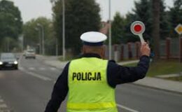 policjant stoi tyłem
