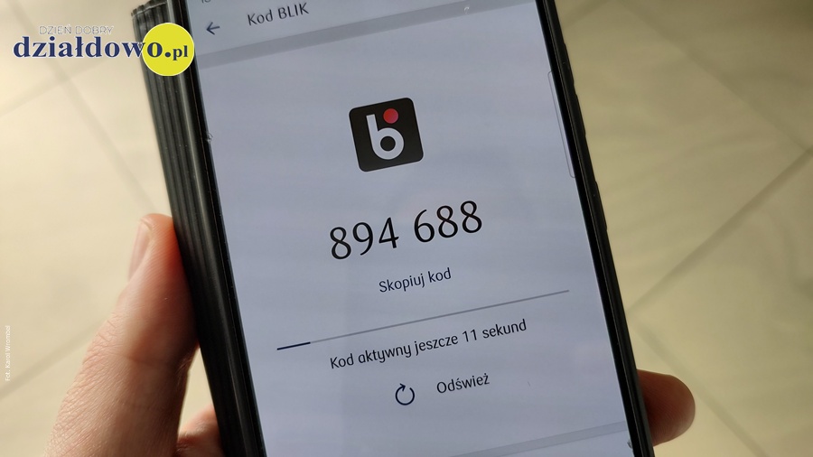 Kolejne osoby oszukane w Internecie telefon komórkowy z kodem blik
