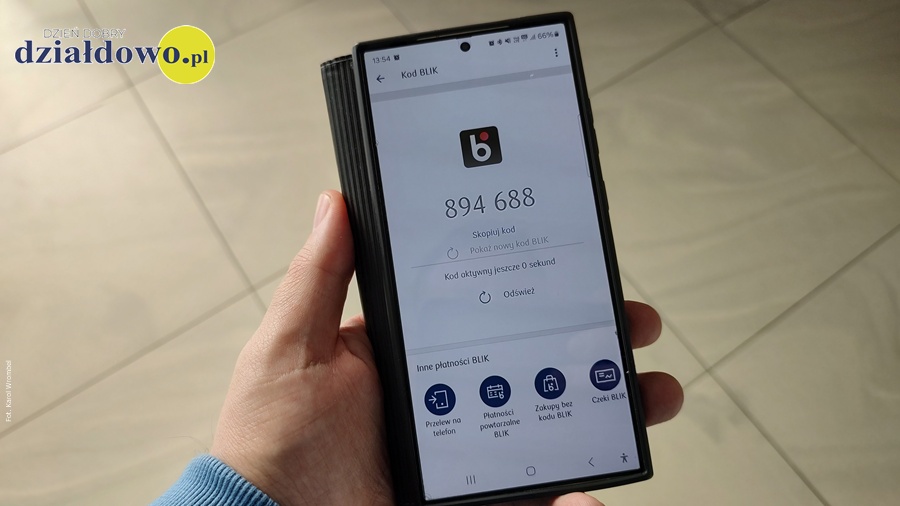 telefon komórkowy z kodem blik